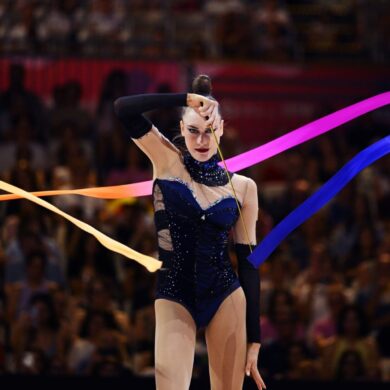 Darja Varfolomeev aus Deutschland führt bei der Weltmeisterschaft der Rhythmischen Sportgymnastik ihre Kür auf.