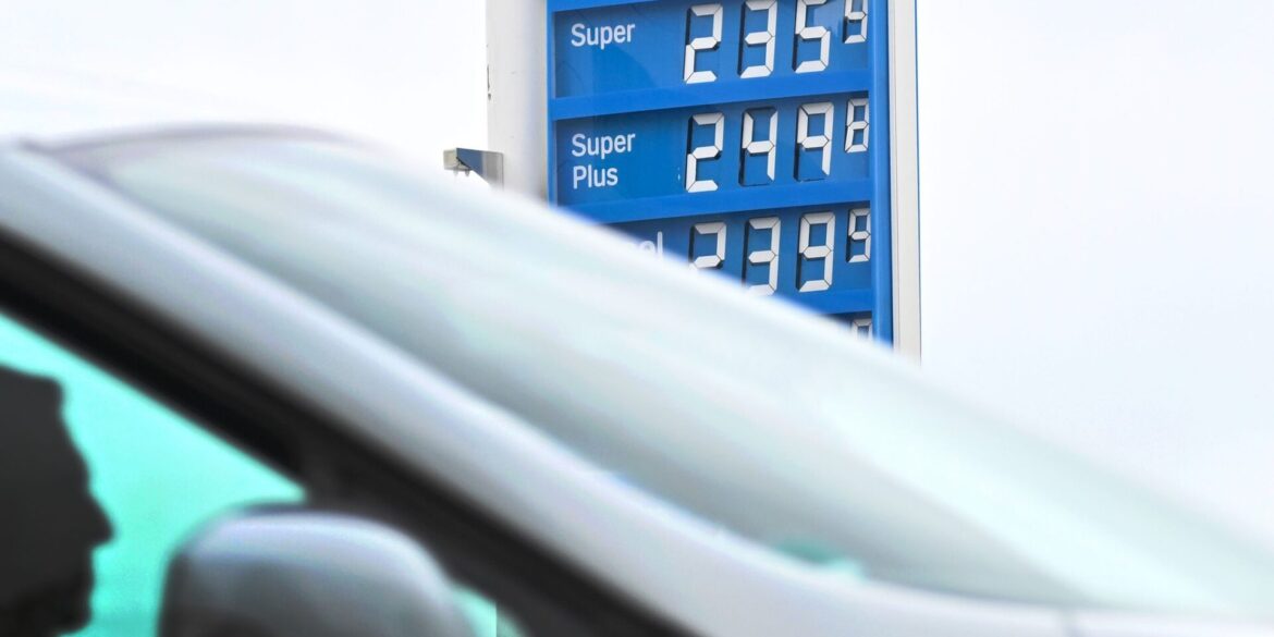 Der Krieg im Iran hat Öl verteuert, das bekommen Autofahrer hierzulande an der Tankstelle zu spüren.