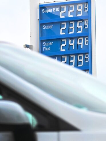 Der Krieg im Iran hat Öl verteuert, das bekommen Autofahrer hierzulande an der Tankstelle zu spüren.