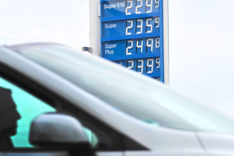 Der Krieg im Iran hat Öl verteuert, das bekommen Autofahrer hierzulande an der Tankstelle zu spüren.