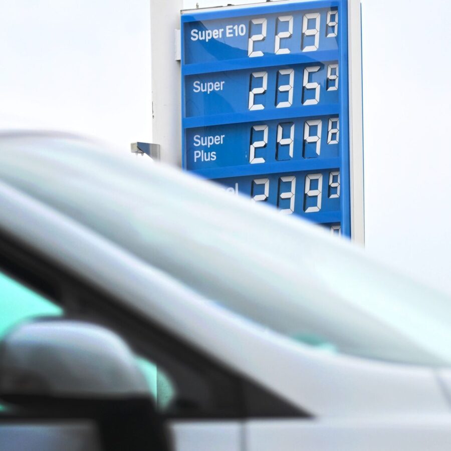 Der Krieg im Iran hat Öl verteuert, das bekommen Autofahrer hierzulande an der Tankstelle zu spüren.