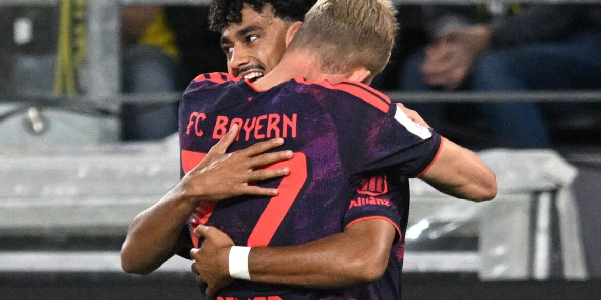 Neuzugang Nathaniel Brown erzielte die Bayern-Führung und wird von Konrad Laimer beglückwünscht.