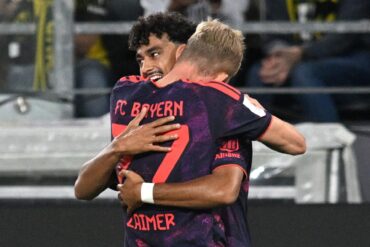Neuzugang Nathaniel Brown erzielte die Bayern-Führung und wird von Konrad Laimer beglückwünscht.