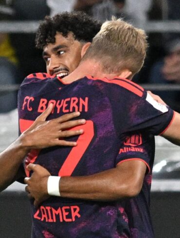 Neuzugang Nathaniel Brown erzielte die Bayern-Führung und wird von Konrad Laimer beglückwünscht.