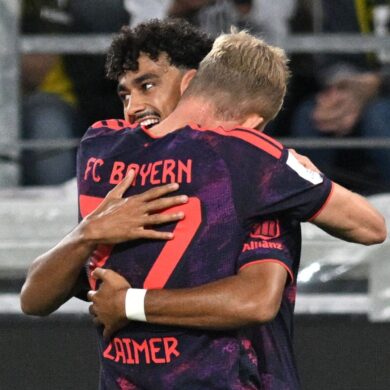 Neuzugang Nathaniel Brown erzielte die Bayern-Führung und wird von Konrad Laimer beglückwünscht.