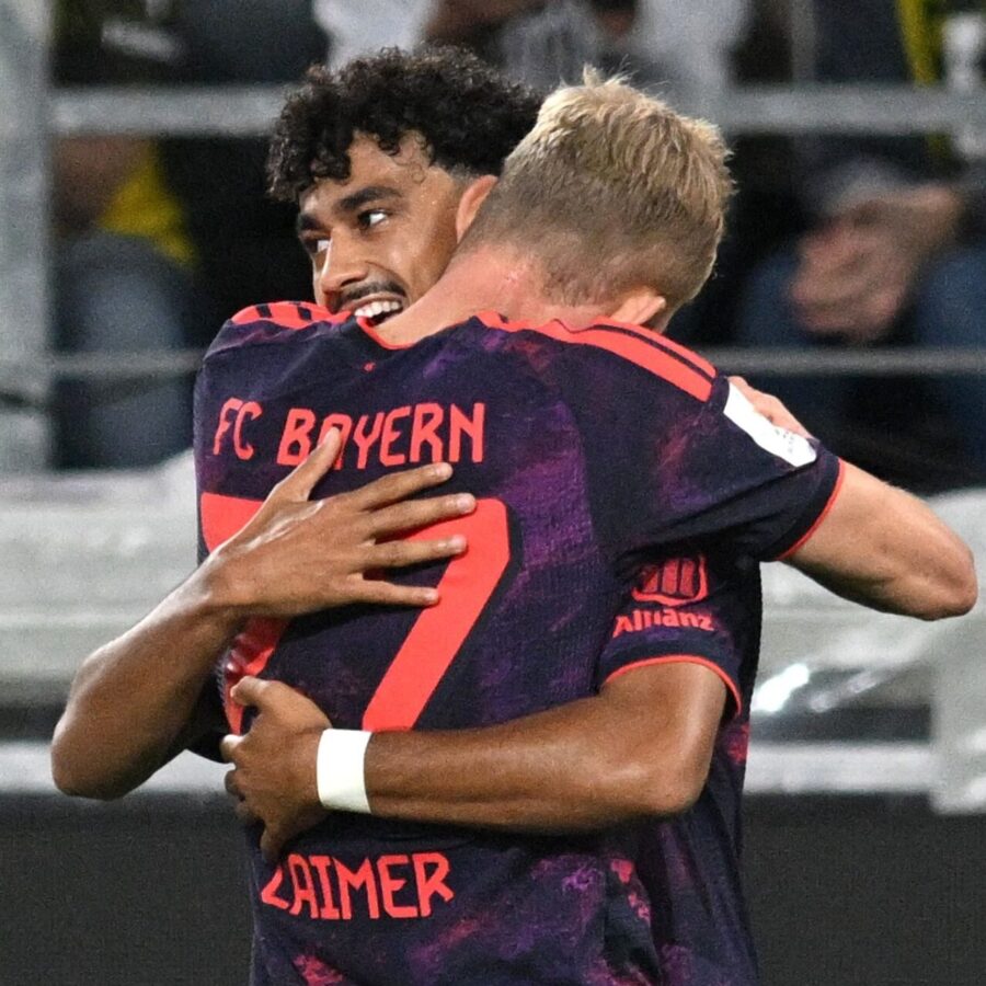 Neuzugang Nathaniel Brown erzielte die Bayern-Führung und wird von Konrad Laimer beglückwünscht.