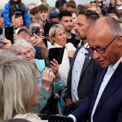 Ein Besuch an einem Wahlkampfstand in Kühlungsborn ist der Wahlkampfauftakt für Merz im Osten.