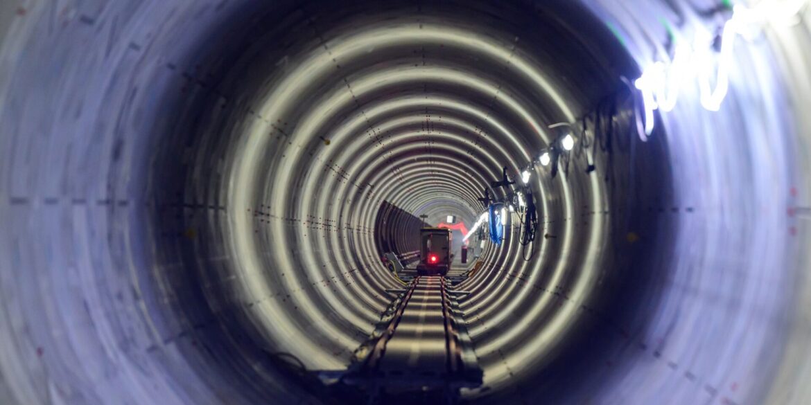 Blick in die Röhre: Zwischen Wewelsfleth in Schleswig-Holstein und Wischhafen in Niedersachsen ist der Suedlink-Tunnel unter der Elbe fertig geworden.