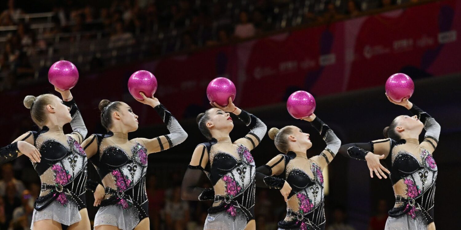 Das Team aus Deutschland tritt bei der Weltmeisterschaft der Rhythmischen Sportgymnastik mit ihrer Kür auf.
