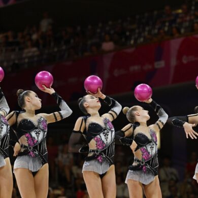 Das Team aus Deutschland tritt bei der Weltmeisterschaft der Rhythmischen Sportgymnastik mit ihrer Kür auf.