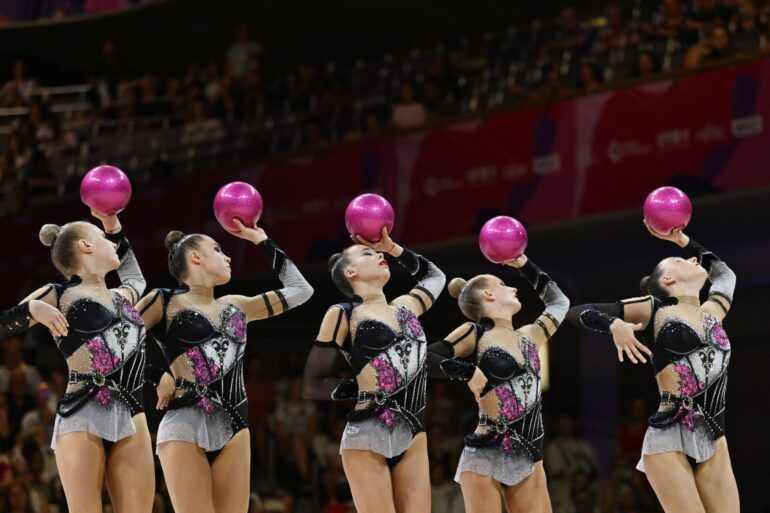 Das Team aus Deutschland tritt bei der Weltmeisterschaft der Rhythmischen Sportgymnastik mit ihrer Kür auf.
