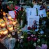 Blumen und Kerzen haben die Norweger für den beliebten König Harald V. vor dem Schloss in Oslo abgelegt.