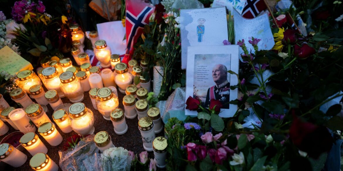 Blumen und Kerzen haben die Norweger für den beliebten König Harald V. vor dem Schloss in Oslo abgelegt.