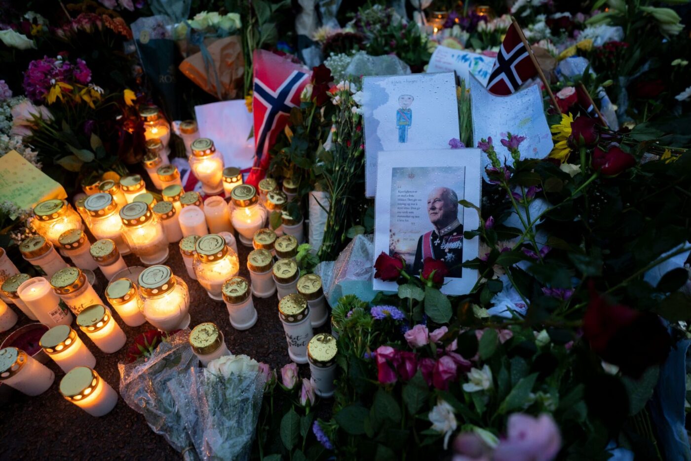 Blumen und Kerzen haben die Norweger für den beliebten König Harald V. vor dem Schloss in Oslo abgelegt.
