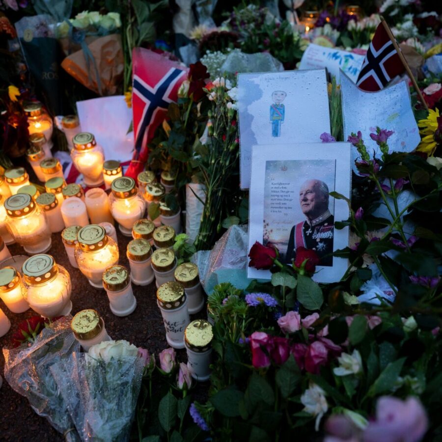 Blumen und Kerzen haben die Norweger für den beliebten König Harald V. vor dem Schloss in Oslo abgelegt.
