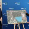 Schwarz-Chef Chrzanowski und Mecklenburg-Vorpommerns Ministerpräsidentin Schwesig stellen den Plan für das neue Rechenzentrum bei Rostock vor.