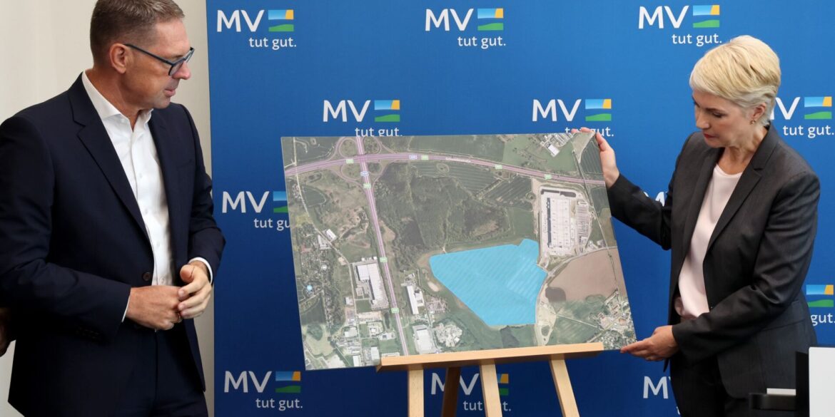 Schwarz-Chef Chrzanowski und Mecklenburg-Vorpommerns Ministerpräsidentin Schwesig stellen den Plan für das neue Rechenzentrum bei Rostock vor.