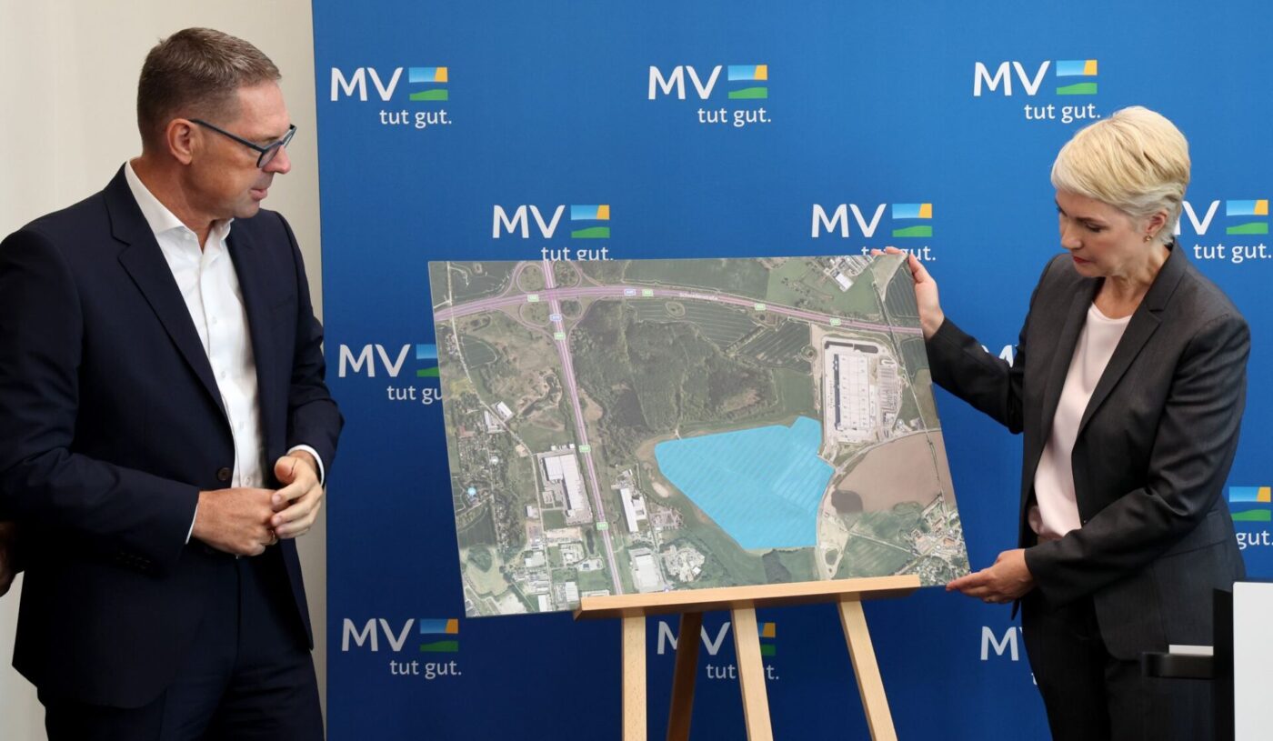Schwarz-Chef Chrzanowski und Mecklenburg-Vorpommerns Ministerpräsidentin Schwesig stellen den Plan für das neue Rechenzentrum bei Rostock vor.