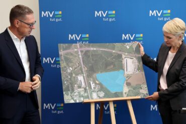 Schwarz-Chef Chrzanowski und Mecklenburg-Vorpommerns Ministerpräsidentin Schwesig stellen den Plan für das neue Rechenzentrum bei Rostock vor.