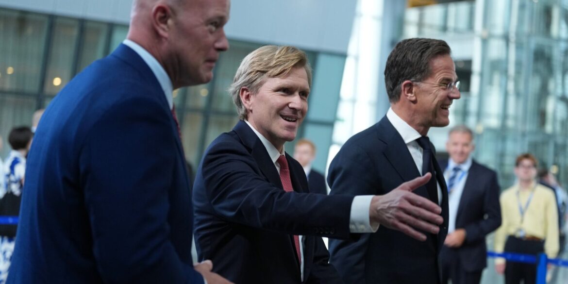 US-Verteidigungsstaatssekretär Elbridge Colby traf in Brüssel unter anderem Nato-Generalsekretär Mark Rutte (r) und US-Nato-Botschafter Matthew Whitaker.
