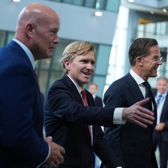 US-Verteidigungsstaatssekretär Elbridge Colby traf in Brüssel unter anderem Nato-Generalsekretär Mark Rutte (r) und US-Nato-Botschafter Matthew Whitaker.