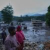 Die Sturzflut hatte entlang eines Flusslaufs schwere Schäden angerichtet.