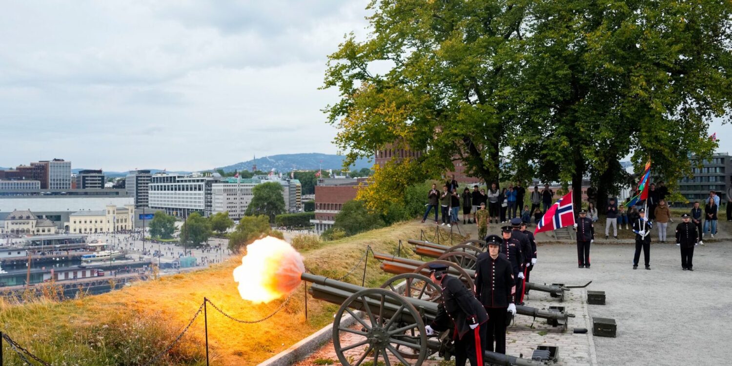 Oslo: Trauergruß von Akershus – 21 Schüsse zu Ehren des verstorbenen Königs Harald V.