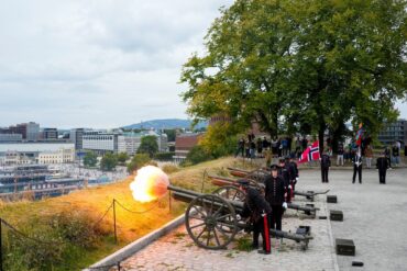 Oslo: Trauergruß von Akershus – 21 Schüsse zu Ehren des verstorbenen Königs Harald V.
