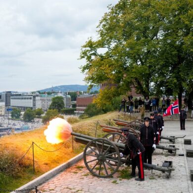 Oslo: Trauergruß von Akershus – 21 Schüsse zu Ehren des verstorbenen Königs Harald V.
