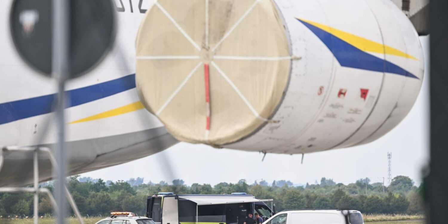 Nach dem Fund einer Drohne mit Sprengvorrichtung am Flughafen Leipzig/Halle fordert ein Luftverkehrsexperte einen besseren Schutz kritischer Infrastruktur. (Archivbild)