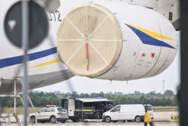 Nach dem Fund einer Drohne mit Sprengvorrichtung am Flughafen Leipzig/Halle fordert ein Luftverkehrsexperte einen besseren Schutz kritischer Infrastruktur. (Archivbild)