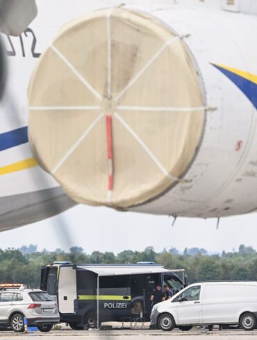 Nach dem Fund einer Drohne mit Sprengvorrichtung am Flughafen Leipzig/Halle fordert ein Luftverkehrsexperte einen besseren Schutz kritischer Infrastruktur. (Archivbild)