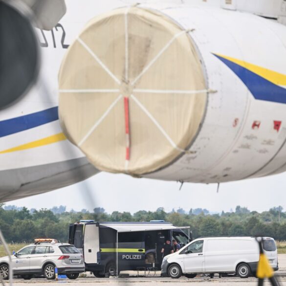 Nach dem Fund einer Drohne mit Sprengvorrichtung am Flughafen Leipzig/Halle fordert ein Luftverkehrsexperte einen besseren Schutz kritischer Infrastruktur. (Archivbild)