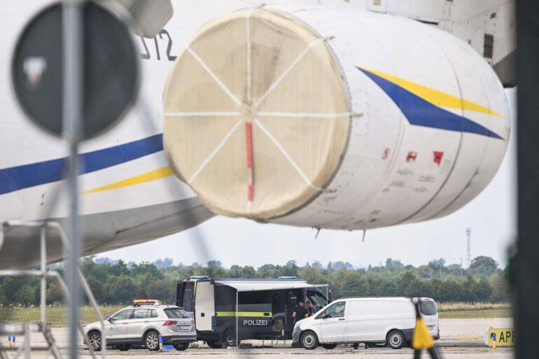 Nach dem Fund einer Drohne mit Sprengvorrichtung am Flughafen Leipzig/Halle fordert ein Luftverkehrsexperte einen besseren Schutz kritischer Infrastruktur. (Archivbild)