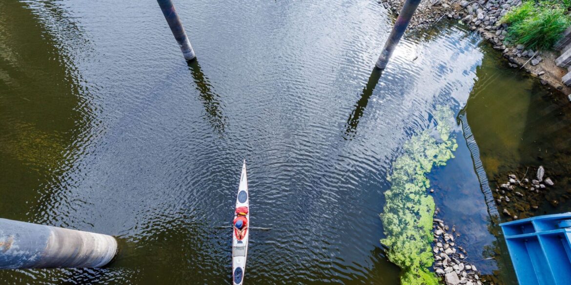 Paddler fahren von der Elbe kommend mit ihren Booten im Hafen von Dömitz bei Niedrigwasser in die Schleuse.