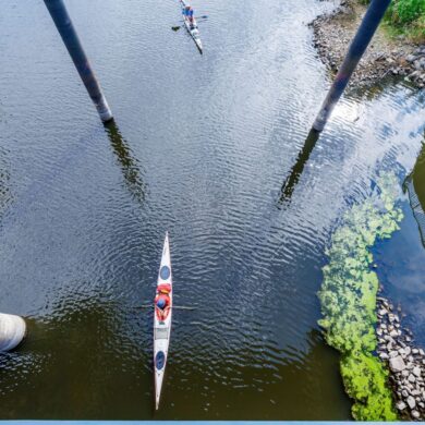 Paddler fahren von der Elbe kommend mit ihren Booten im Hafen von Dömitz bei Niedrigwasser in die Schleuse.