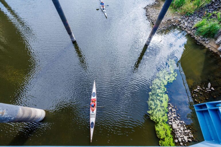Paddler fahren von der Elbe kommend mit ihren Booten im Hafen von Dömitz bei Niedrigwasser in die Schleuse.