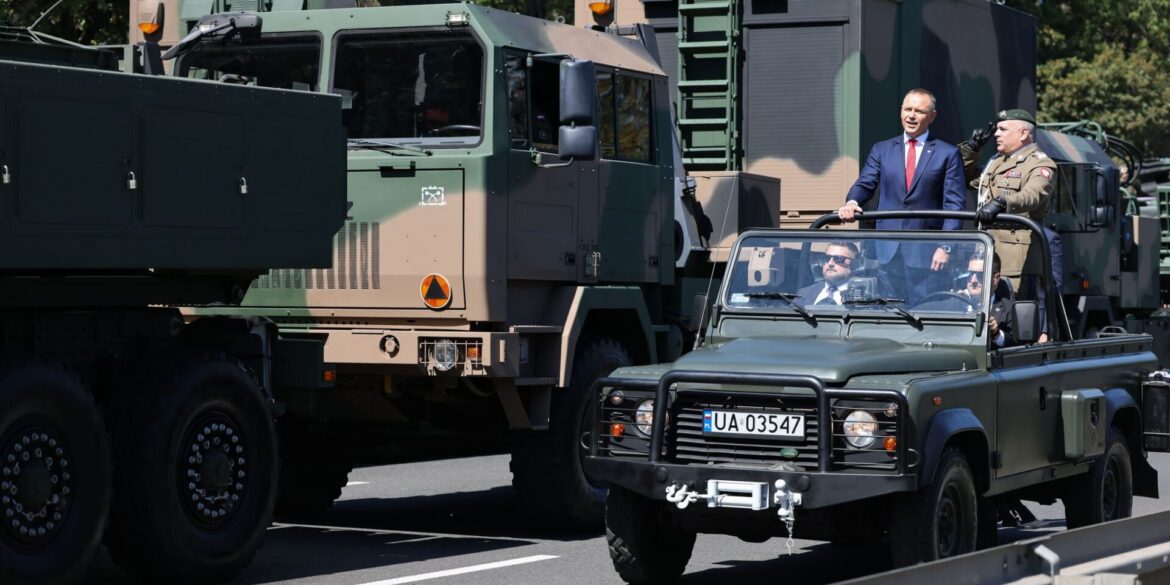 Der polnische Präsident Karol Nawrocki (l) und Generalstabschef General Wieslaw Kukula (r) nehmen an der Militärparade zum Tag der polnischen Streitkräfte teil.