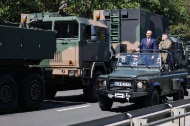 Der polnische Präsident Karol Nawrocki (l) und Generalstabschef General Wieslaw Kukula (r) nehmen an der Militärparade zum Tag der polnischen Streitkräfte teil.