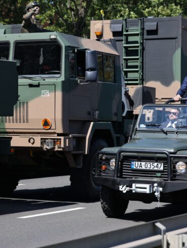 Der polnische Präsident Karol Nawrocki (l) und Generalstabschef General Wieslaw Kukula (r) nehmen an der Militärparade zum Tag der polnischen Streitkräfte teil.
