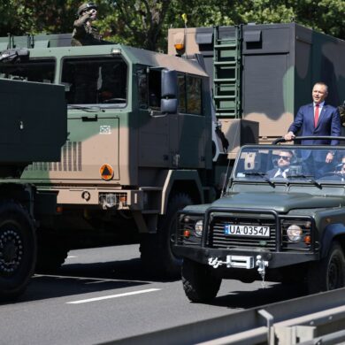 Der polnische Präsident Karol Nawrocki (l) und Generalstabschef General Wieslaw Kukula (r) nehmen an der Militärparade zum Tag der polnischen Streitkräfte teil.