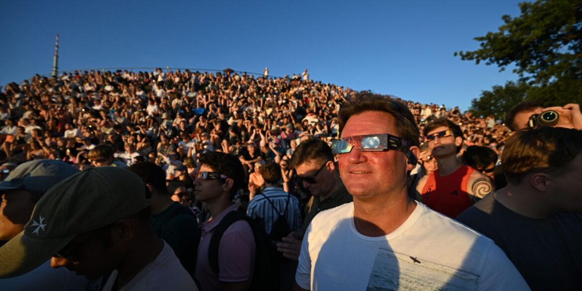 Großer Andrang herrschte auch in Deutschland, um die partielle Sonnenfinsternis zu beobachten - wie hier im Münchner Olympiapark.