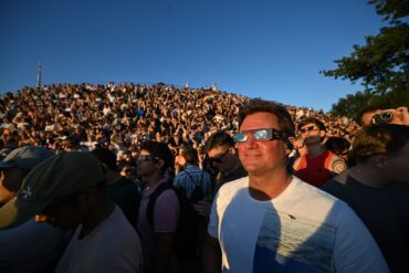 Großer Andrang herrschte auch in Deutschland, um die partielle Sonnenfinsternis zu beobachten - wie hier im Münchner Olympiapark.