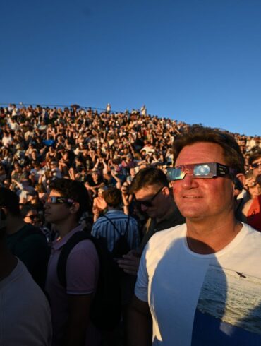 Großer Andrang herrschte auch in Deutschland, um die partielle Sonnenfinsternis zu beobachten - wie hier im Münchner Olympiapark.