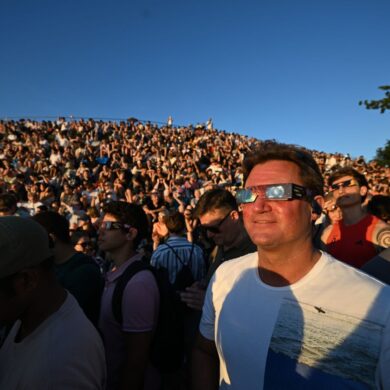 Großer Andrang herrschte auch in Deutschland, um die partielle Sonnenfinsternis zu beobachten - wie hier im Münchner Olympiapark.