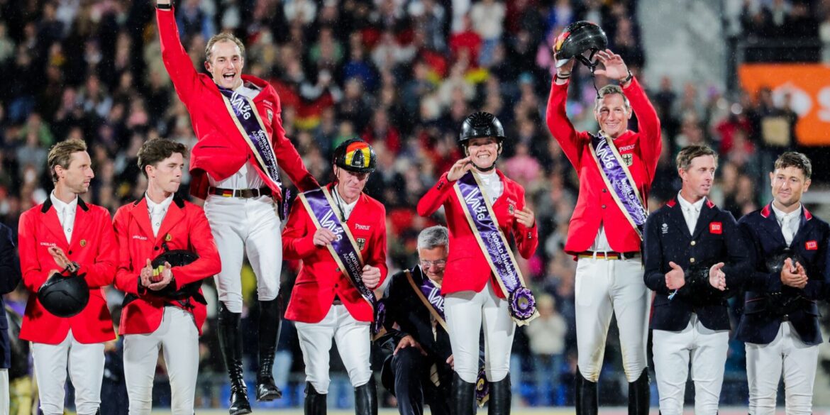 Die deutschen Reiter jubeln über die Goldmedaille.
