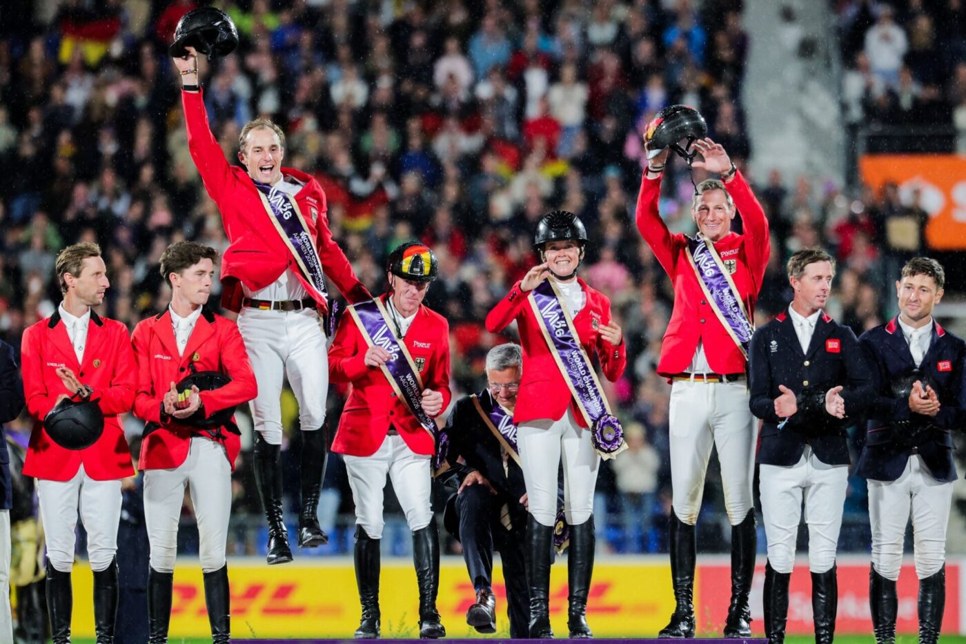 Die deutschen Reiter jubeln über die Goldmedaille.