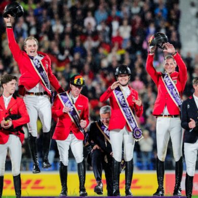 Die deutschen Reiter jubeln über die Goldmedaille.