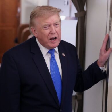 Trump sprach an Bord der Präsidentenmaschine mit mitreisenden Reportern.