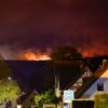 Der Kampf gegen die Flammenfront bereitet den Einsatzkräften große Mühe.